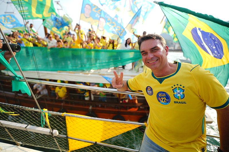 Observatório aponta Flávio Bolsonaro e PL como líderes em uso indevido de IA