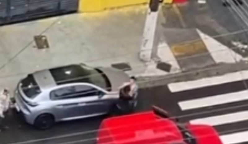 Homem sem camisa ataca motorista e tenta sequestrar criança em São Paulo