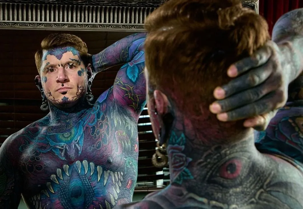 Jeremy Schofield é o homem mais tatuado do mundo com 90% do corpo marcado