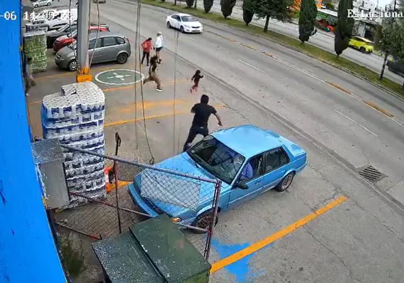 Gerente de supermercado salva menina de 3 anos de atropelamento no México