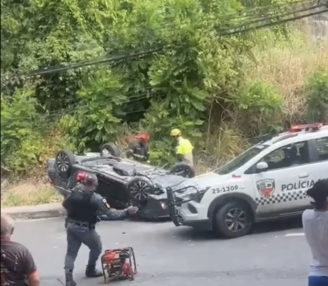 Acidente entre Ford Raptor e Honda City deixa motorista preso às ferragens em Manaus