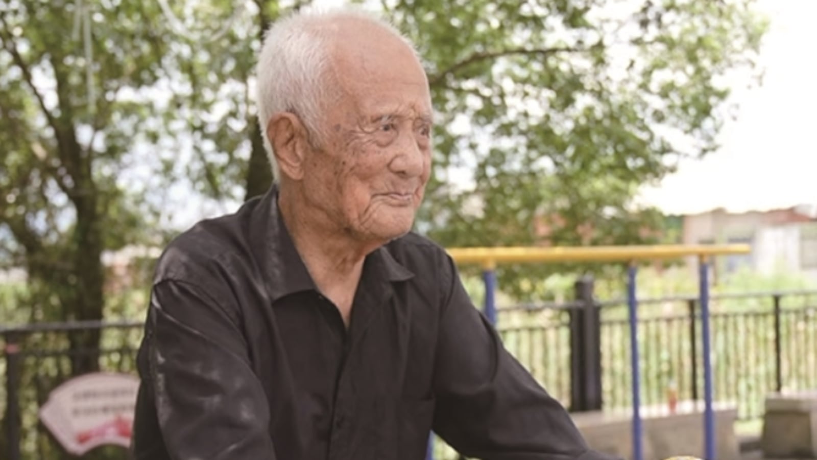 A rotina intrigante de um chinês de 106 anos que troca dia por noite