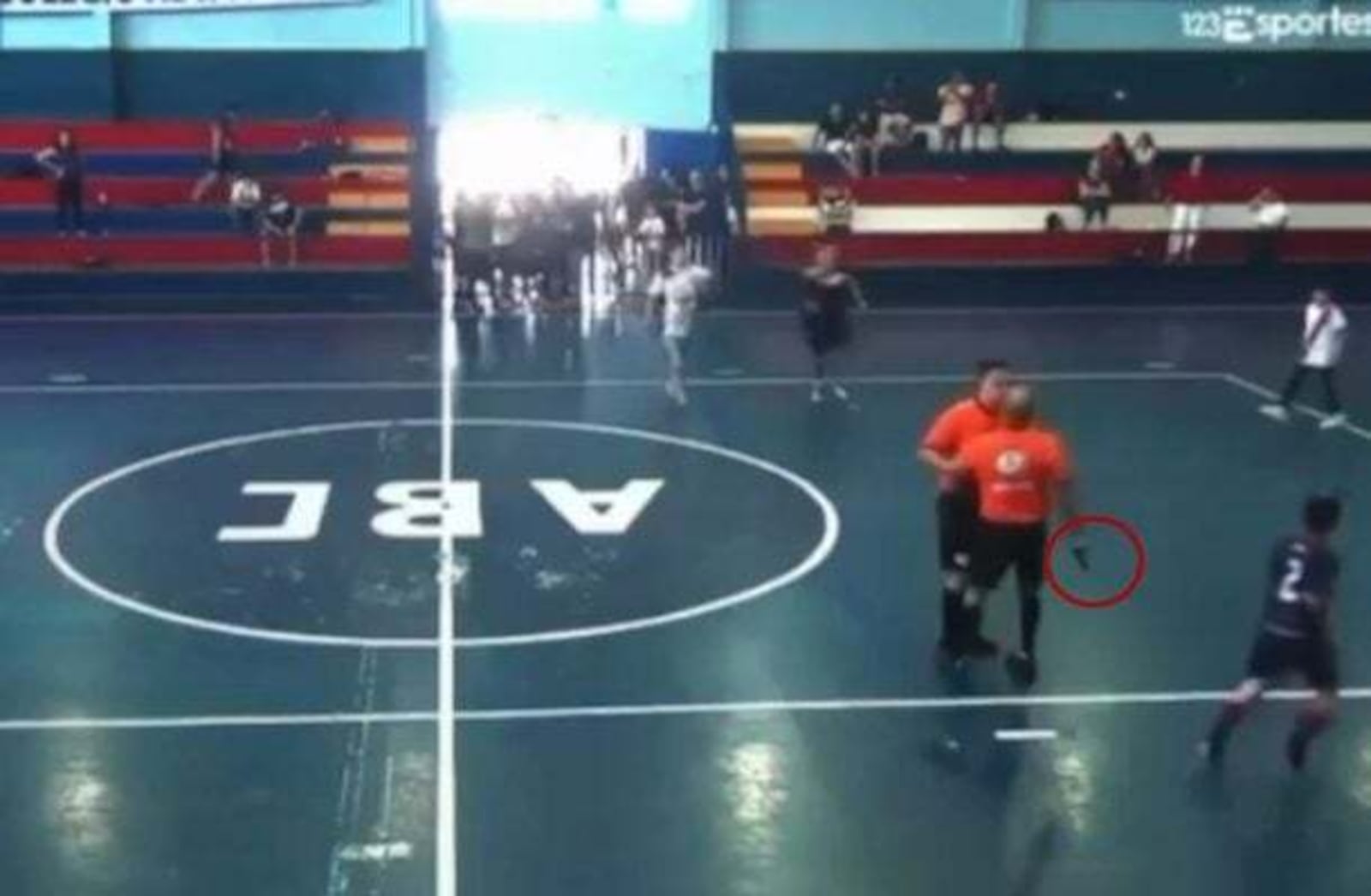 Árbitro de futsal saca revólver e gera pânico em Campo Grande