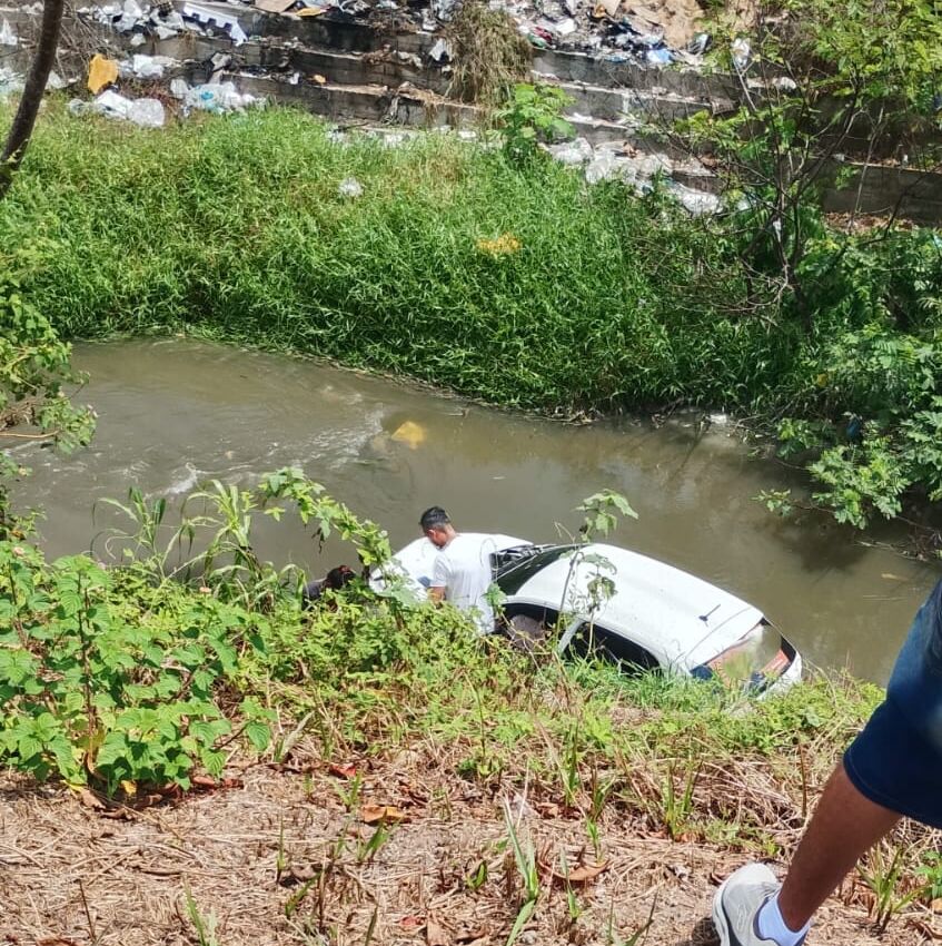 Veículo cai em igarapé na Avenida das Torres em Manaus