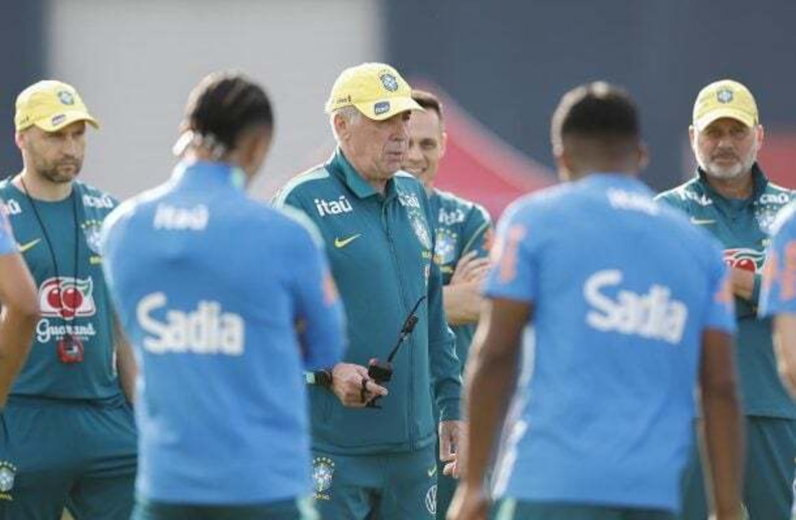 Ancelotti testa Raphinha como centroavante em treino da Seleção Brasileira