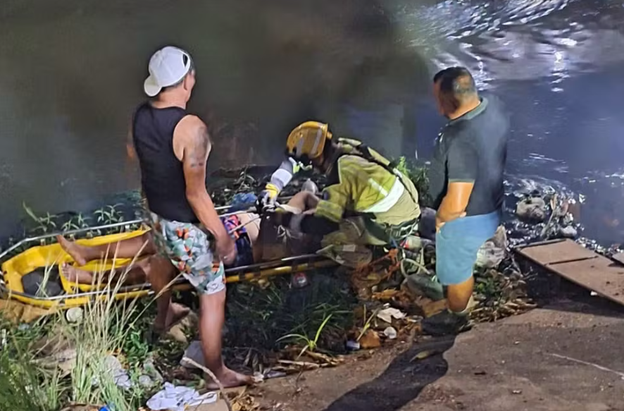 Idosa é resgatada de igarapé em Manaus após queda inesperada
