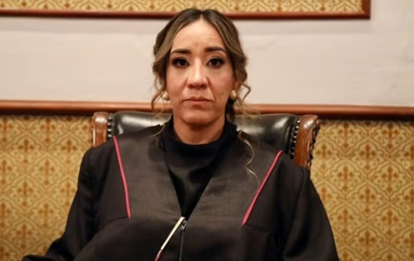 Juíza mexicana falece após proteger filho de ataque de abelhas
