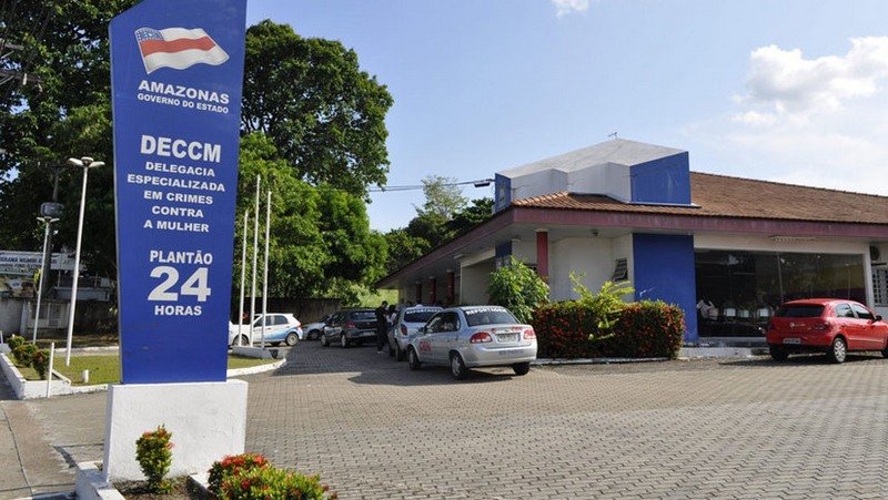 Mulher é presa por agredir companheira e danificar viatura em Manaus