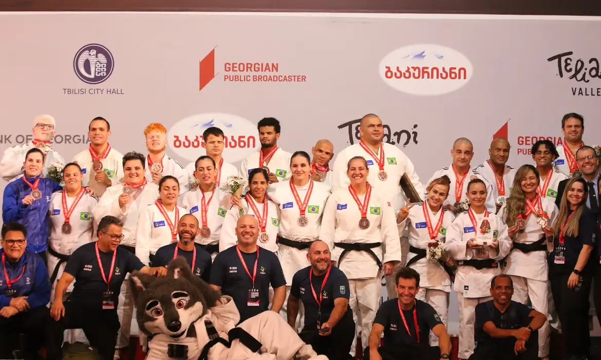 Brasil brilha com medalhas de bronze em Mundiais Paralímpicos de judô e triatlo