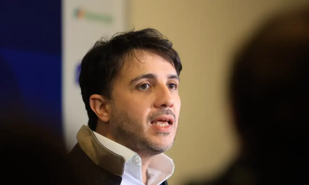 Renan Santos apresenta propostas polêmicas para saúde e educação