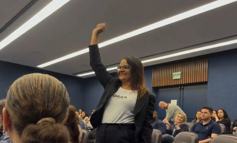 Mulher de 54 anos supera obstáculos e é aprovada em concurso público