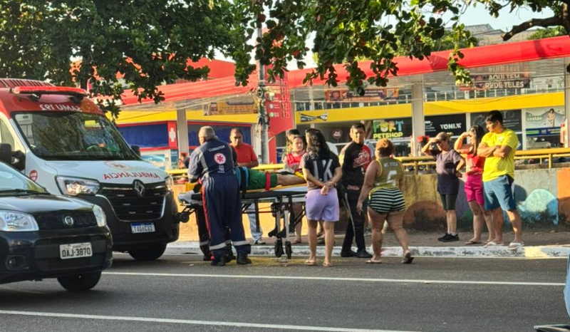 Colisão tripla na Avenida Brasil deixa uma pessoa ferida