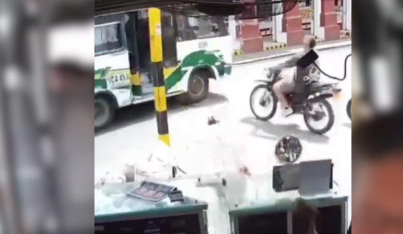 Motociclista avança sinal e é arremessado para dentro de ônibus na Colômbia