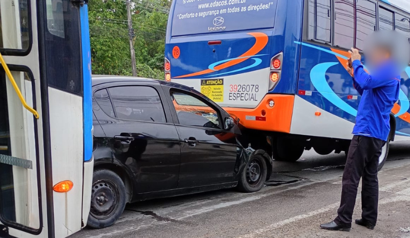 Acidente entre ônibus deixa carro prensado no Distrito Industrial de Manaus