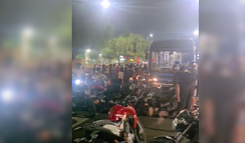 Motociclista é resgatado após acidente com ônibus na Djalma Batista