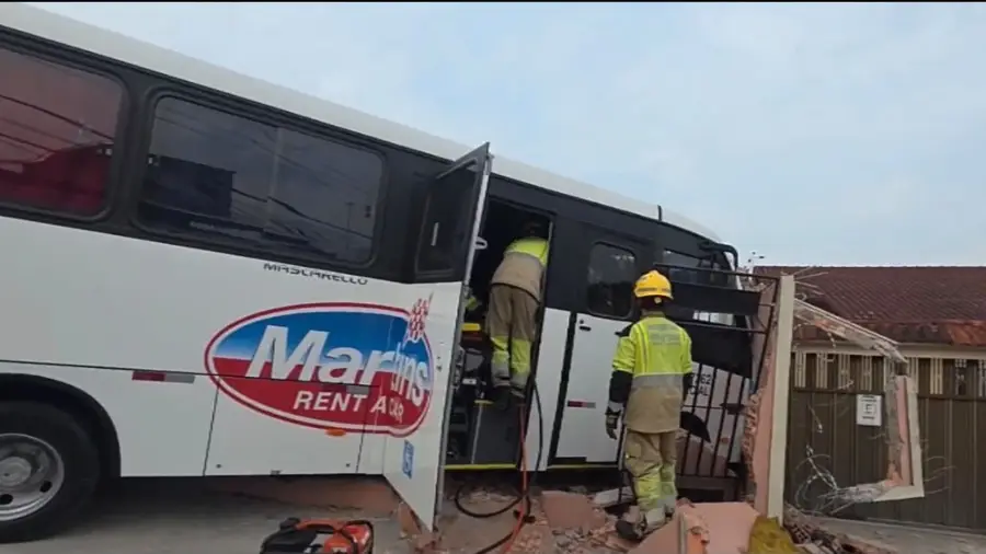 Motorista fica preso às ferragens após micro-ônibus colidir com muro em Manaus