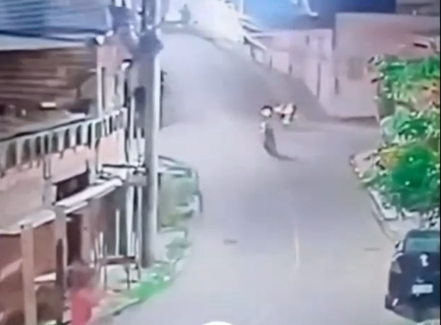 Acidente entre motocicleta e carro deixa duas pessoas feridas em Tefé