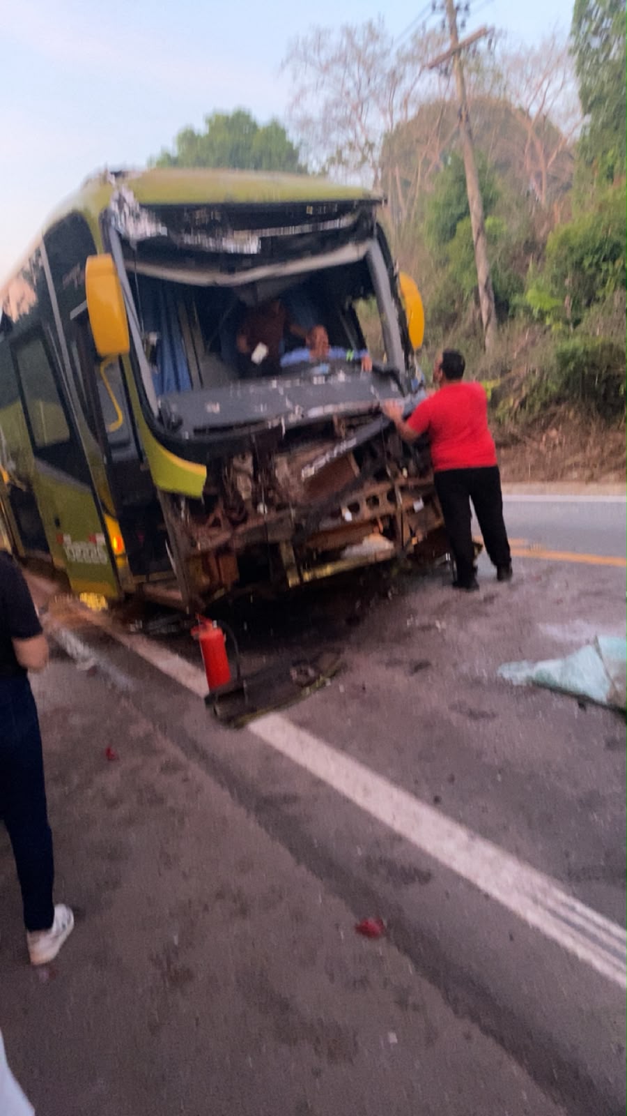 Acidente entre ônibus e carreta provoca congestionamento na BR-174
