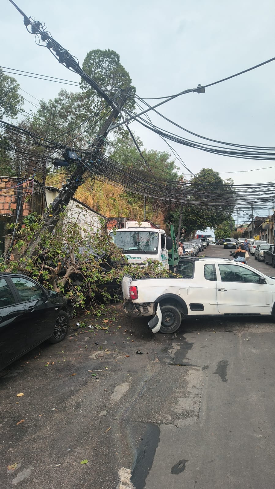 Caminhão perde controle e atinge veículos e poste na avenida Barcelos, Manaus