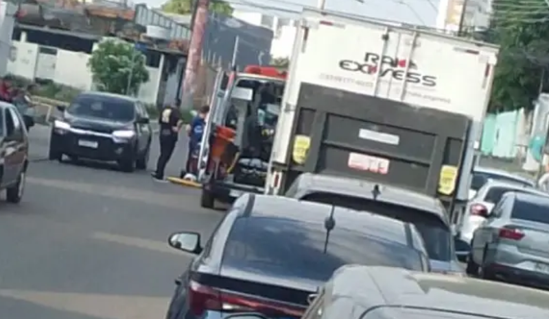 Motociclista sofre fratura na perna em acidente no Adrianópolis