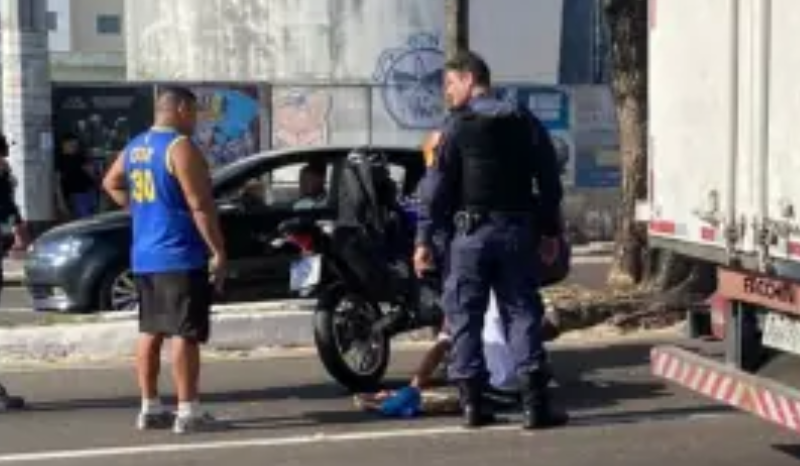 Garupa de moto é lançado após colisão com veículo em Manaus