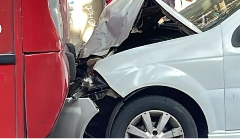 Carro bate na traseira de ônibus na avenida Epaminondas, Centro de Manaus