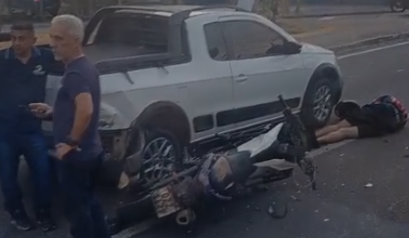 Acidente entre carro e moto é registrado na avenida Brasil em Manaus