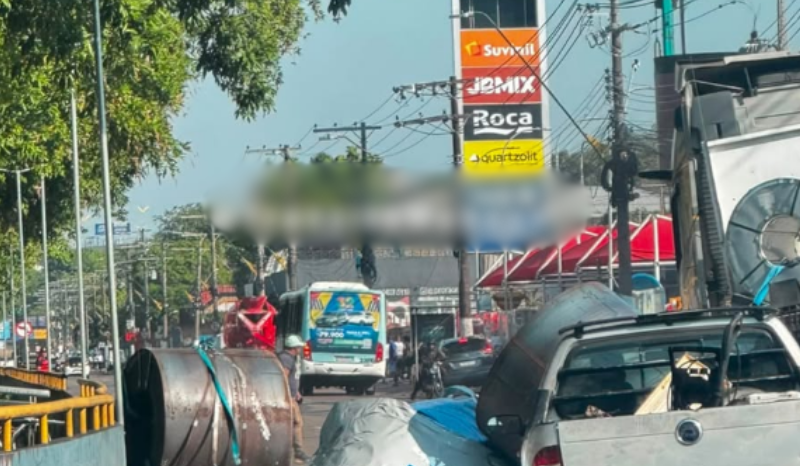 Caminhão com bobinas de aço sofre acidente na Avenida Brasil em Manaus