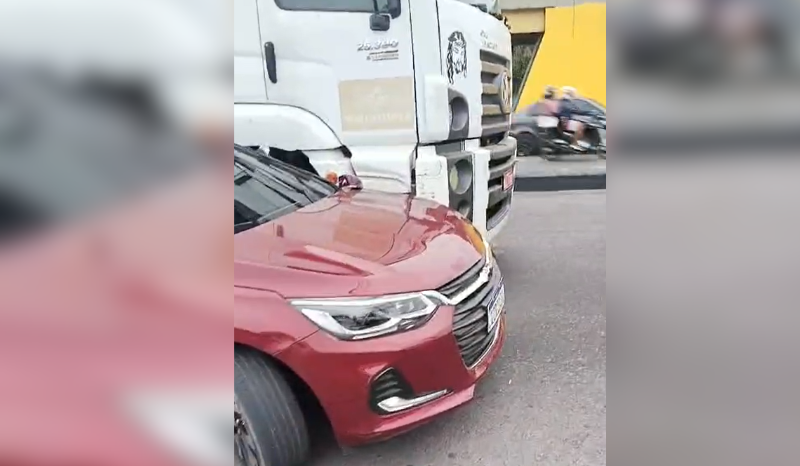 Colisão entre carro e caminhão complica trânsito na avenida Mário Ypiranga