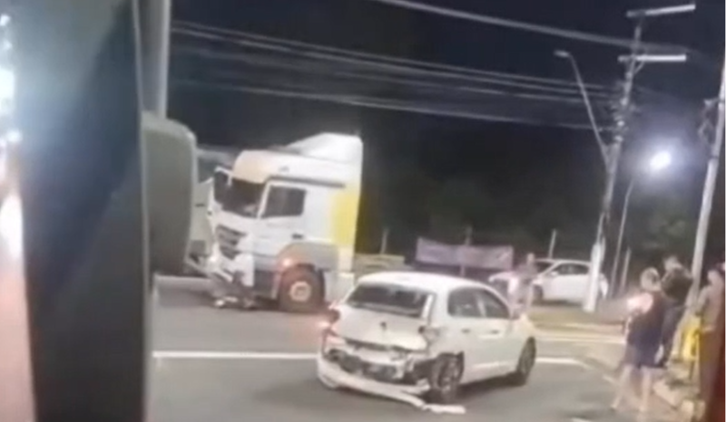 Colisão entre carro e caminhão causa danos em sinalização em Manaus