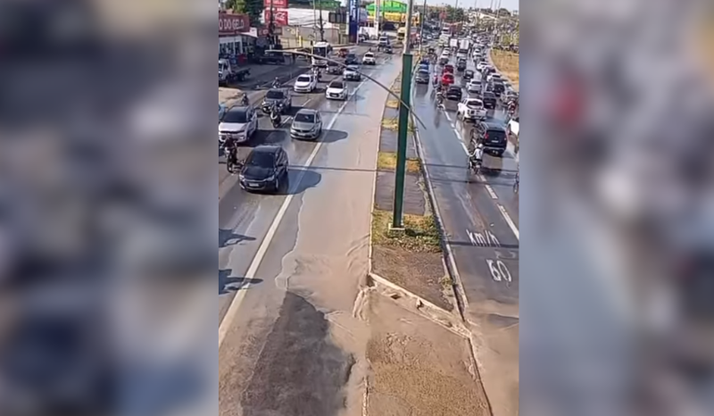 Rompimento de adutora causa vazamento e atrapalha trânsito na Torquato Tapajós