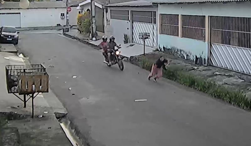 Mulher se machuca ao cair durante assalto em Manaus