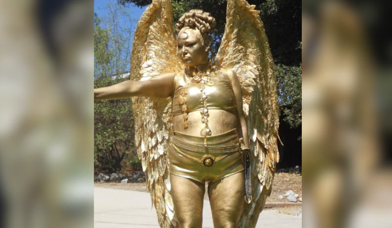 Atriz Megan Stalter brilha no Emmy com traje inspirado na estatueta