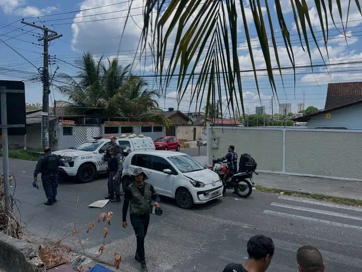 Criança e responsável são atropelados perto de faixa em frente a escola no Petrópolis