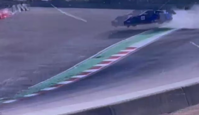 Piloto perde controle e termina em árvore durante corrida nos EUA