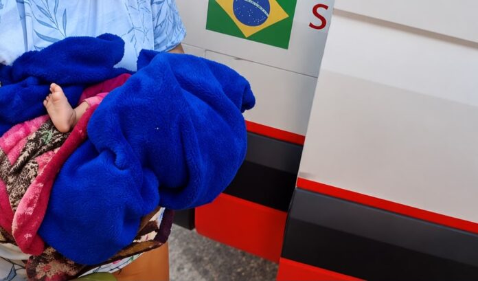 Bebê é encontrado abandonado na porta de casa em Manaus