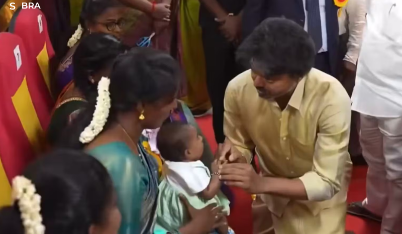 Bebês em Tamil Nadu recebem anéis de ouro em iniciativa pública