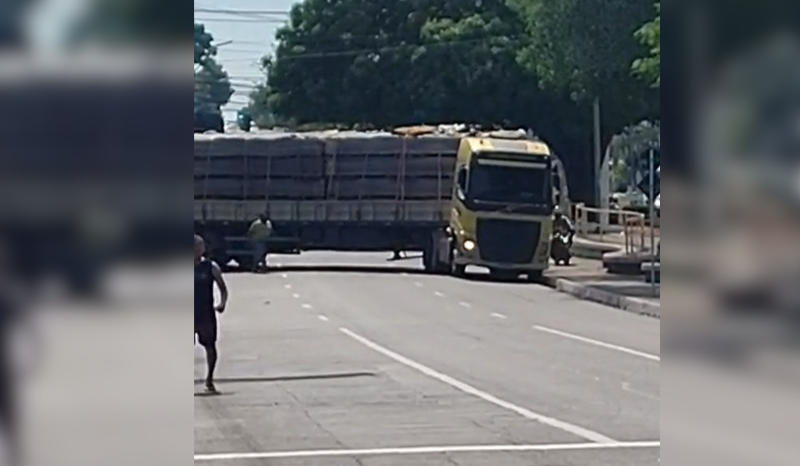Cruzamento entre Djalma e Boulevard fica fechado por manobra de carreta