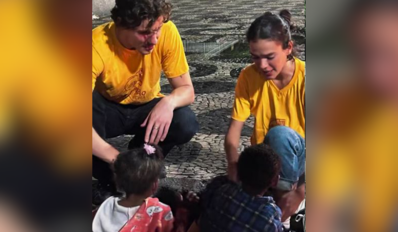 Bruna Marquezine e Shawn Mendes realizam entrega de quentinhas no Rio