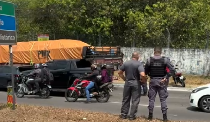 Caminhão colide com seis veículos na Torquato Tapajós em Manaus
