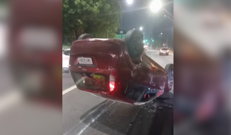 Carro capota em frente ao Millennium Shopping em Manaus