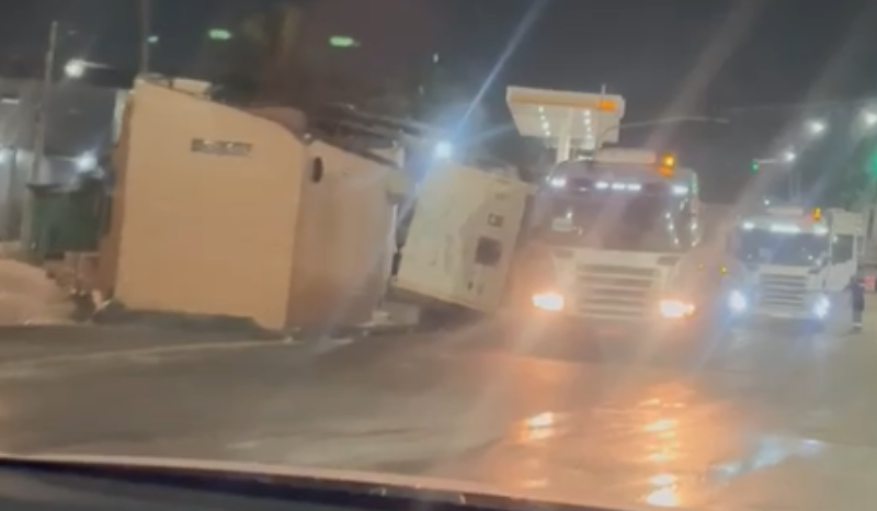 Carreta tomba e atinge comércios na zona sul de Manaus durante manobra