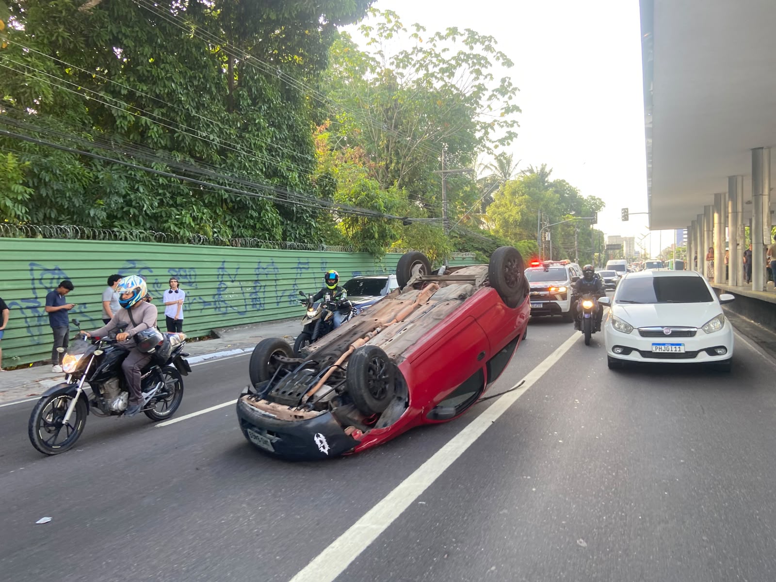 Carro capota na avenida Constantino Nery em frente ao Shopping Millenium