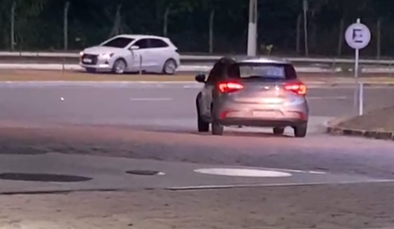 Motorista de aplicativo tem carro roubado em posto de Manaus
