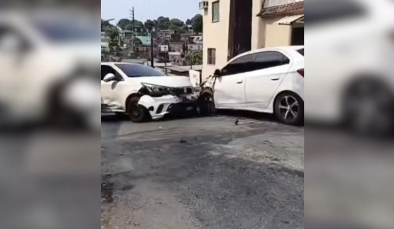 Colisão frontal em Manaus deixa carros colados e feridos leves