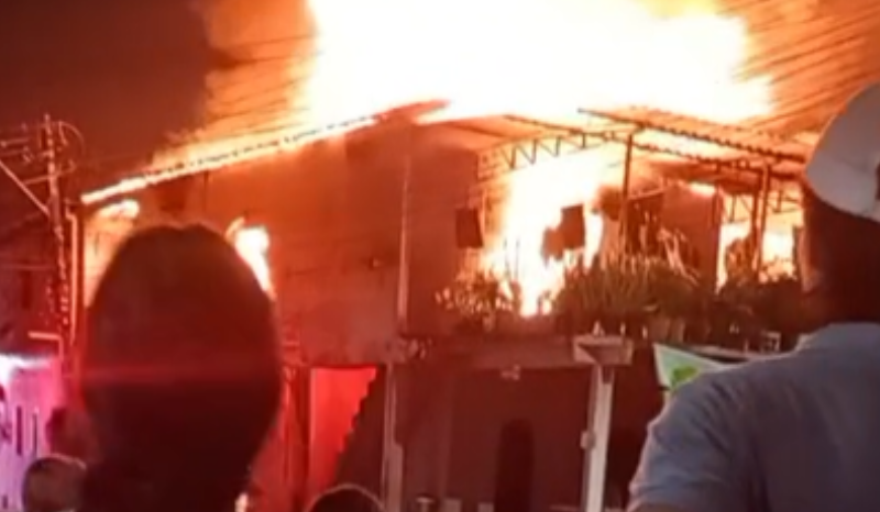 Incêndio atinge casa de dois andares e causa pânico em Manaus