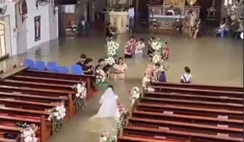 Casamento é realizado em igreja alagada após enchente nas Filipinas