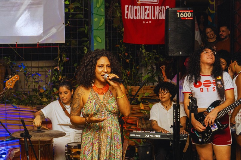Vívian di Oliveira presta homenagem a Cássia Eller no Centro de Manaus