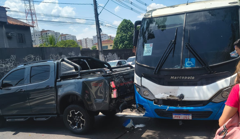 Acidente entre ônibus e picape provoca retenção na Avenida das Torres