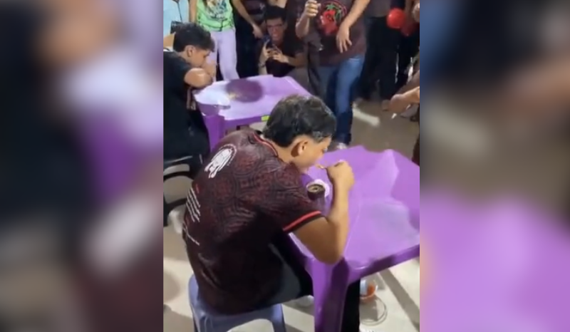 Competição de açaí com farinha viraliza e atrai torcida no Amazonas